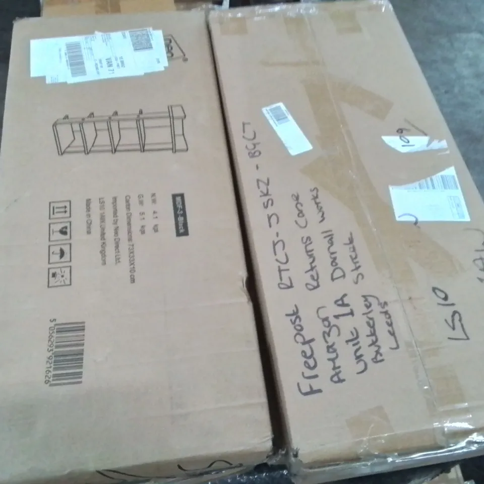 PALLET CONTAINING VARIOUS ASSORTED HOUSEHOLD ITEMS TO INCLUDE SUITCASES,SHELFS,HANG AIR DRYING RACKS ETC