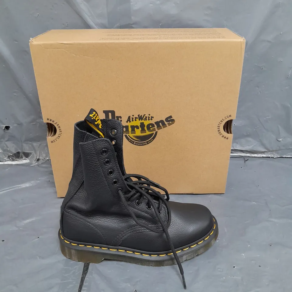 BOXED PAIR OF DR.MARTENS BLACK VIRGINIA BOOT UK SIZE 5