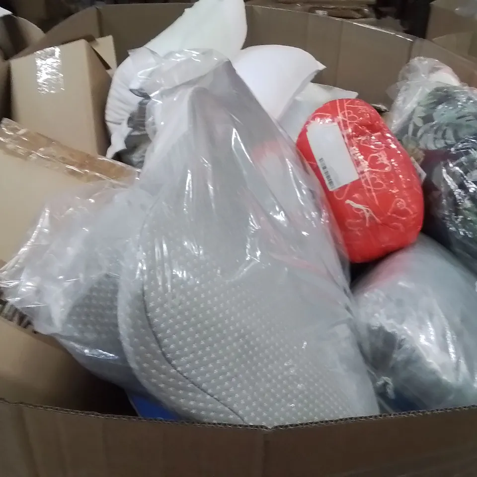 PALLET CONTAINING A LARGE QUANTITY OF PILLOWS