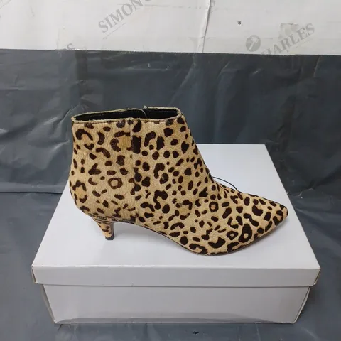 BOXED PAIR OF STEVE MADDEN LEOPARD PRINT ANKLE BOOT SIZE 36