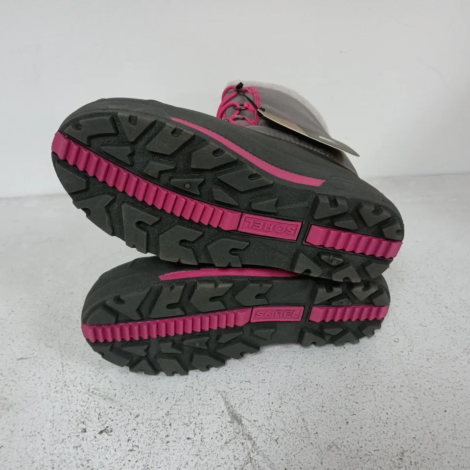 BOXED PAIR OF SOREL YOUTH CUMBERLAND 2 BOOTS IN LIGHT GREY/PINK - UK 5.5