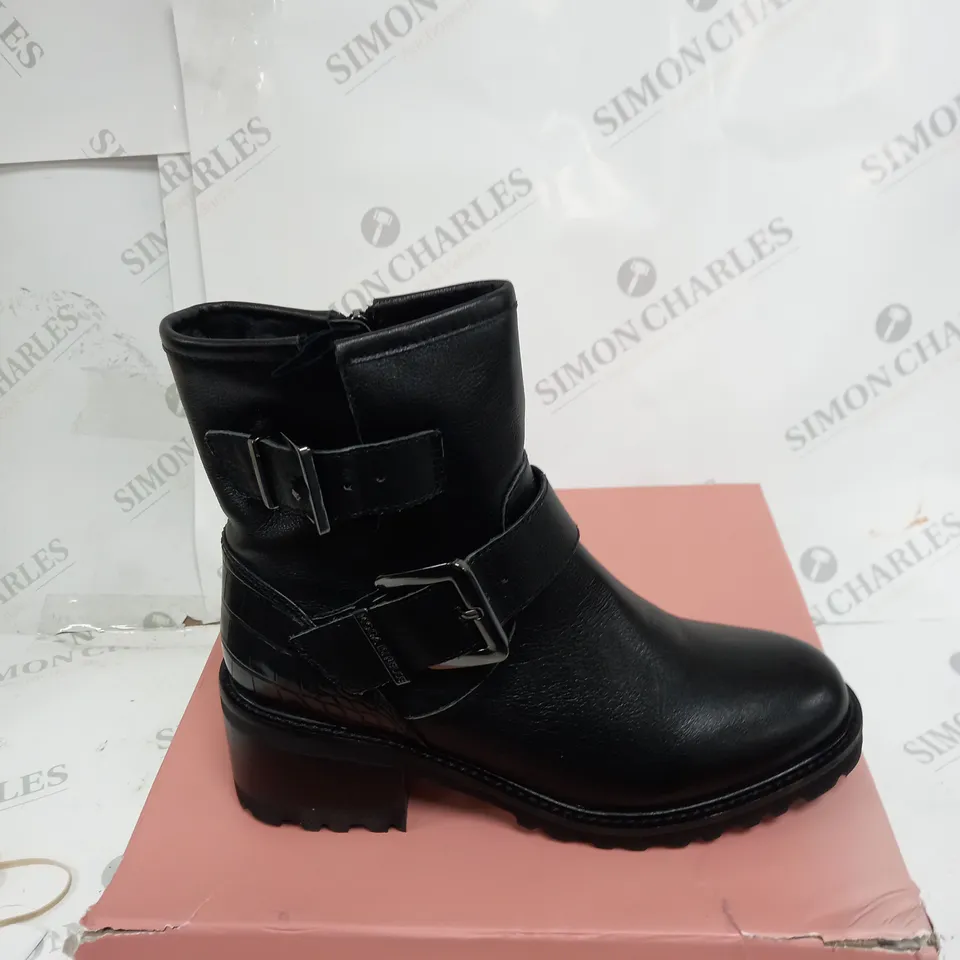 MODA CORNELIA BIKER BOOTS IN BLACK SIZE 5 