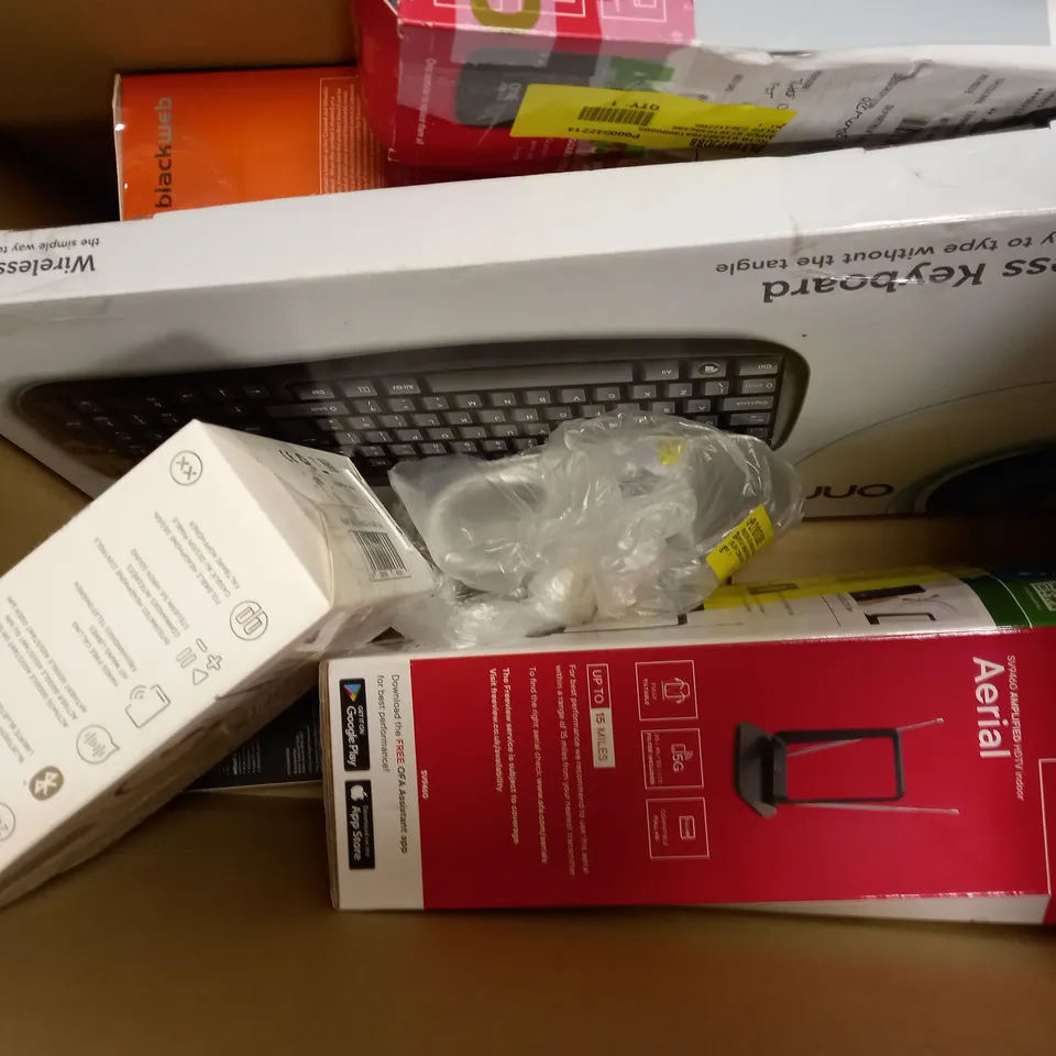 LOT OF APPROXIMATELY 12 ELECTRICAL ITEMS, TO INCLUDE CHARGER, EARPHONES, ETC