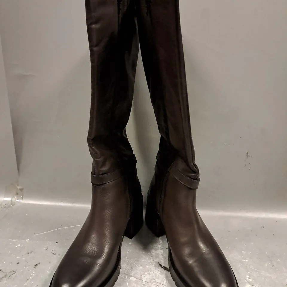 BOXED PAIR OF DUNE LONDON KNEE-HIGH BOOTS IN BROWN SIZE 7