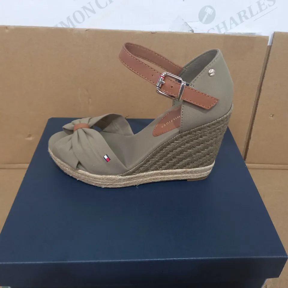 BOXED PAIR OF TOMMY HILFIGER WEDGE HEELS IN GREEN EU SIZE 36