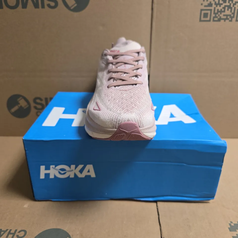 BOXED PAIR OF HOKA CLIFTON 9 TRAINERS IN PINK SIZE UK 6.5
