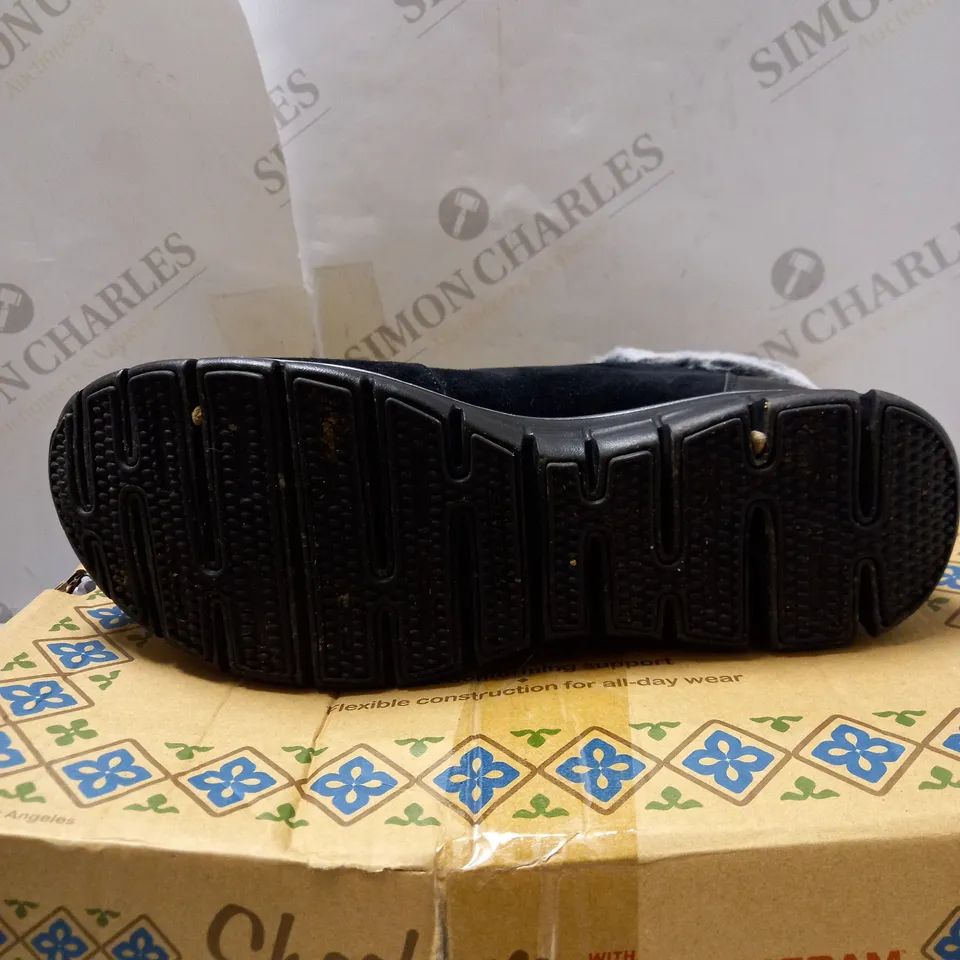 SKECHERS SYNERGY BLACK LACE BOOTS - SIZE 6.5