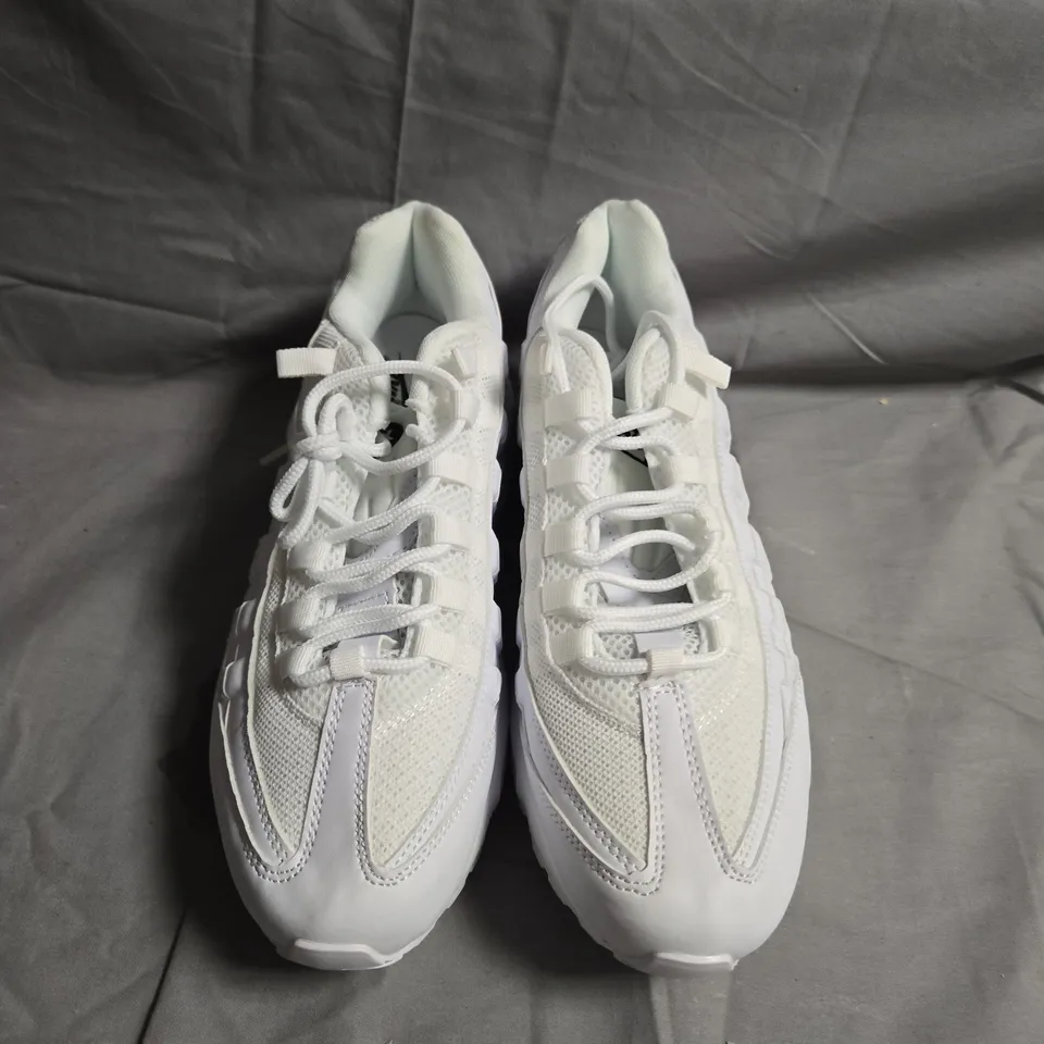 UNBOXED PAIR OF NIKE AIR MAZ 95'S IN WHITE - UK SIZE 10