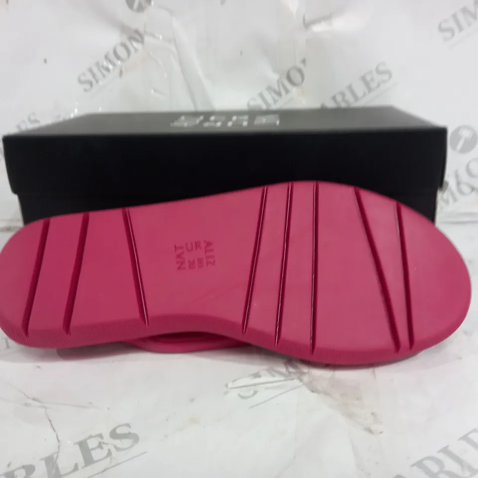 BOXED PAIR OF NATURALIZER SANDALS IN PINK SIZE 6