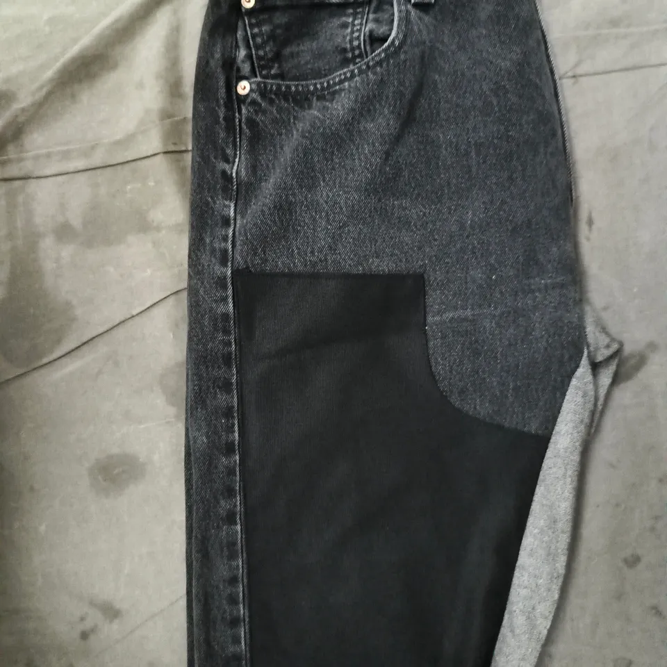 LEVIS 501 STRAIGHT LEG BUTTON FLY DENIM SHORTS IN CHARCOAL/BLACK SIZE 36