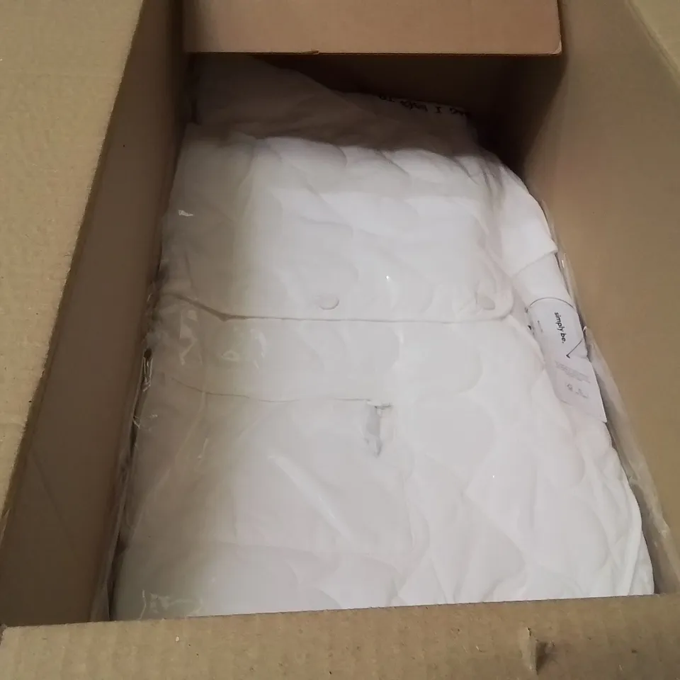 BOXED BRAND NEW APPROXIMATELY 5 SIMPLY BE QUILTED WHITE JACKET SIZE 20