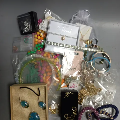 LARGE QUANTITY OF ASSORTED JEWELLERY TO INCLUDE: NECKLACES, RINGS, BRACELETS AND EARRINGS