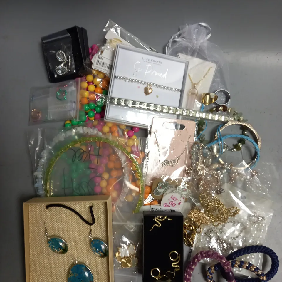 LARGE QUANTITY OF ASSORTED JEWELLERY TO INCLUDE: NECKLACES, RINGS, BRACELETS AND EARRINGS