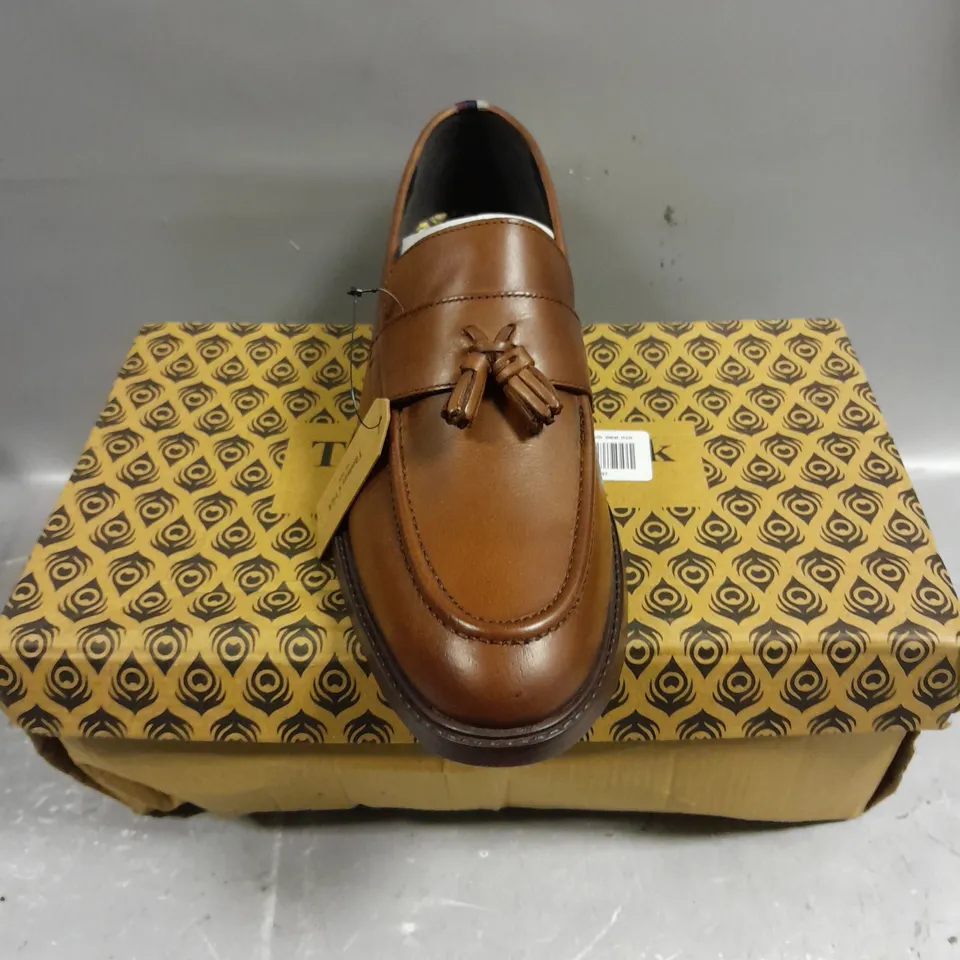 BOXED PAIR OF THOMAS CRICK CLAYTON DRESS SHOES - 9