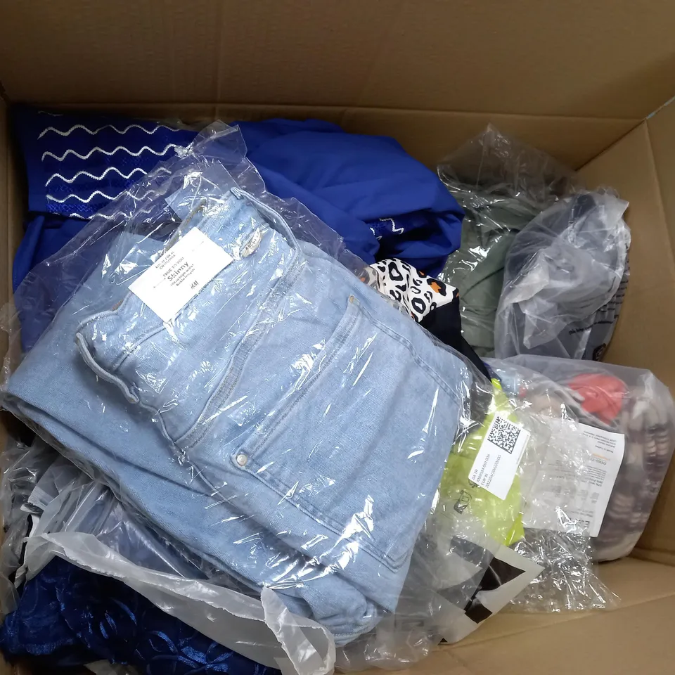 LARGE QUANTITY OF CLOTHING ITEMS TO INCLUDE DRESSES, SWEATERS, JEANS, T-SHIRTS, ETC