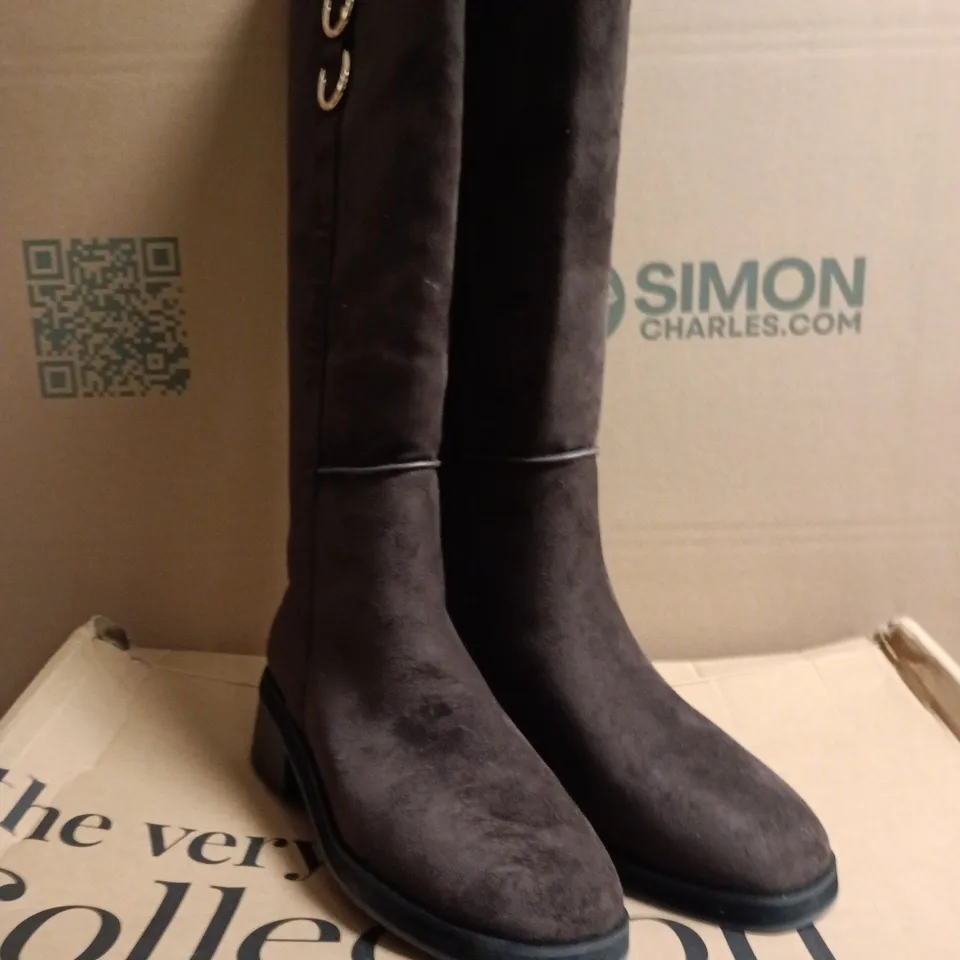 BOXED PAIR OF BROWN SUEDE KNEE-HIGH BOOTS – WOMEN'S, UK 8