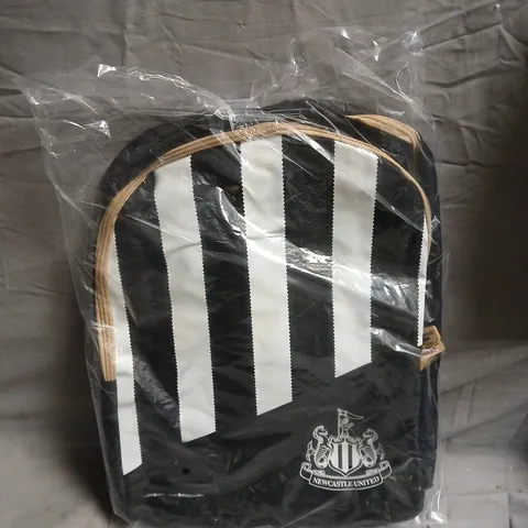 NEWCASTLE UNITED BLACK BACKPACK WITH CREST - DIAGONAL WHITE STRIPES