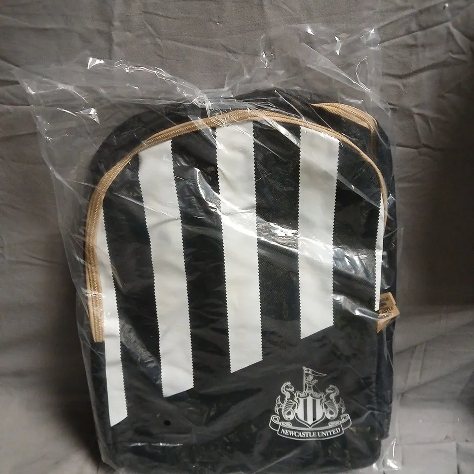 NEWCASTLE UNITED BLACK BACKPACK WITH CREST - DIAGONAL WHITE STRIPES