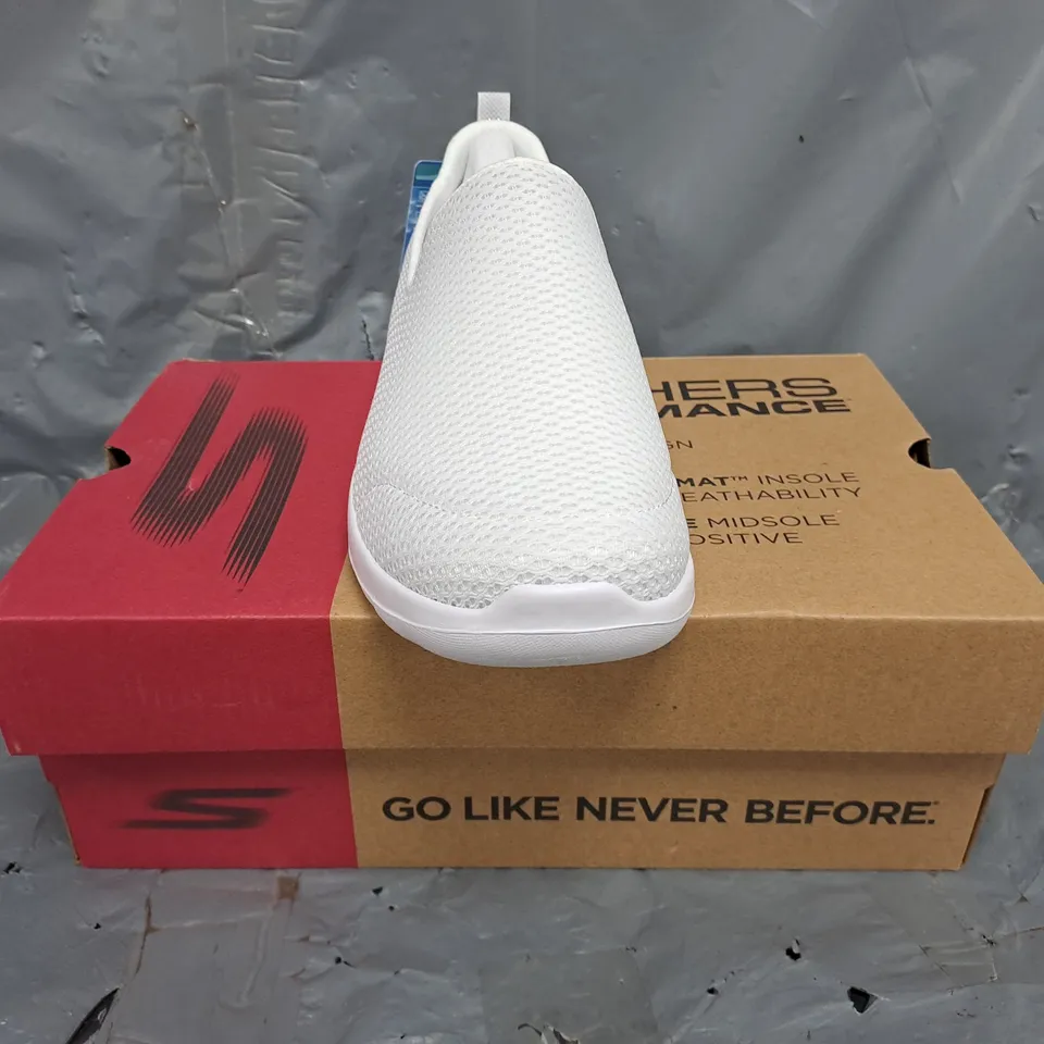 BOXED PAIR OF SKECHERS SLIP-ON SHOES IN WHITE SIZE UK SIZE 5