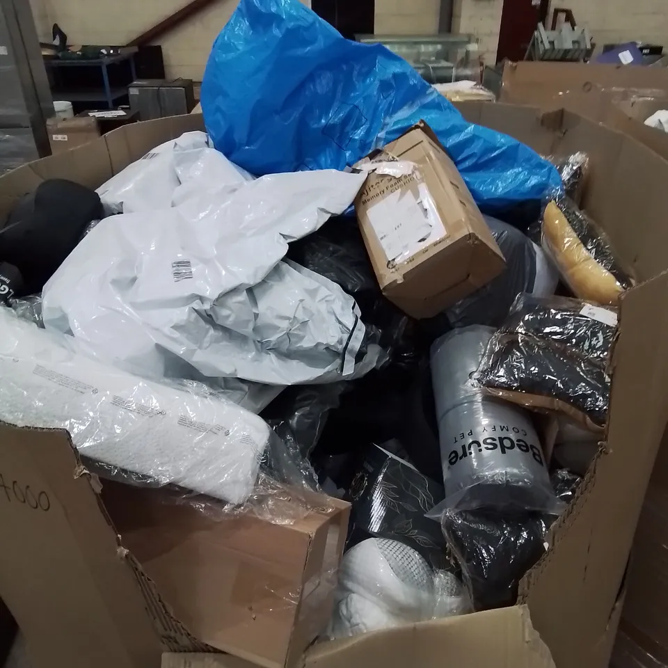 PALLET OF ASSORTED BEDROOM AND COMFORT BASED PRODUCTS TO INCLUDE; PILLOWS, SUPPORT SEAT CUSHIONS AND SIMILARLY RELATED GOODS
