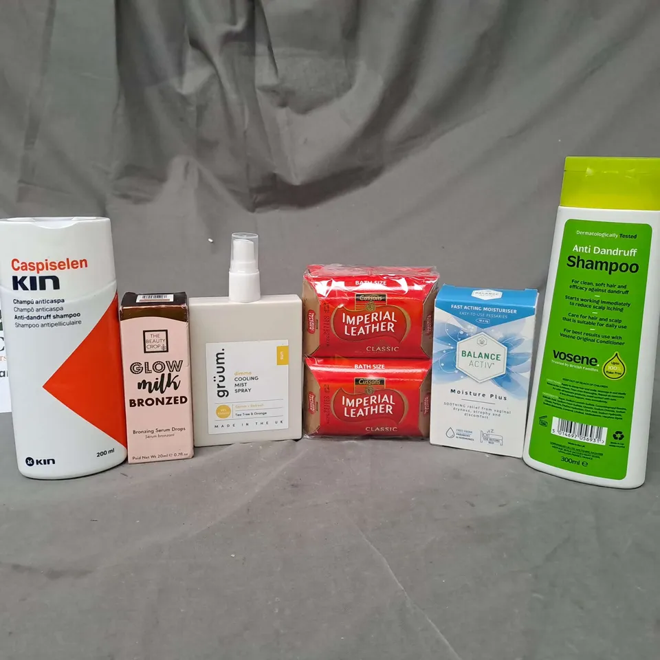 APPROXIMATELY 20 ASSORTED COSMETIC PRODUCTS TO INCLUDE VOSENE SHAMPOO, IMPERIAL LEATHER SOAP AND GRUMM COOLING MIST SPRAY