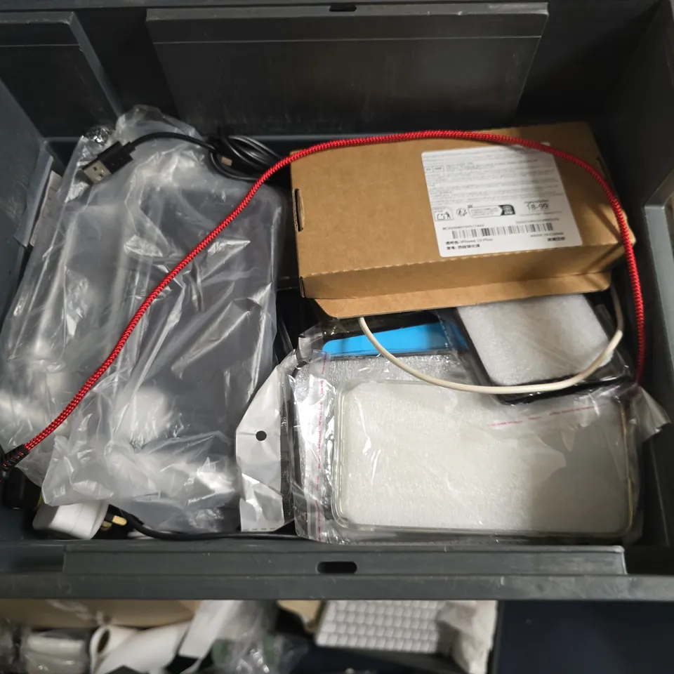 LOT OF ASSORTED MOBILE PHONE ACCESSORIES TO INCLUDE CASES, SCREEN PROTECTORS AND CHARGERS