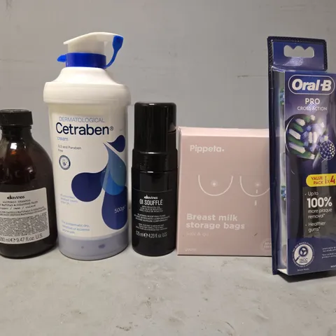 APPROXIMATELY 10 ASSORTED HEALTH & BEAUTY ITEMS TO INCLUDE - ORAL B PRO TOOTHBURSH HEADS , PIPPETA BREAST MILK STORAGE BAGS , DAVINES OI SOUFFLE ETC