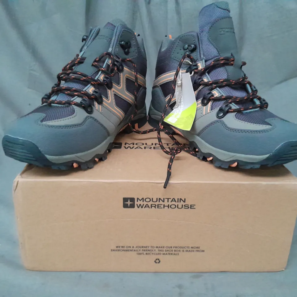 BOXED PAIR OF MOUNTAIN WAREHOUSE OSCAR 2 KID'S WALKING BOOTS IN GREY/ORANGE UK SIZE 5