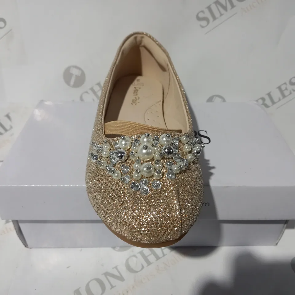 BOXED PAIR OF DREAM PAIRS AURORA SLIP-ON SHOES IN GOLD GLITTER W. PEARL EFFECT DETAIL UK SIZE 1