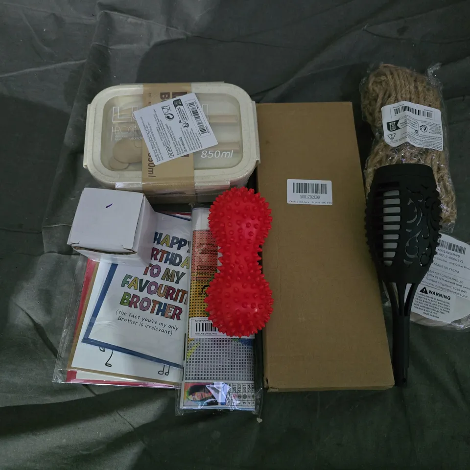 APPROXIMATELY 15 ASSORTED HOUSEHOLD ITEMS TO INCLUDE CANDLE HOLDERS, BIRTHDAY CARDS, LUNCH BOX, ETC