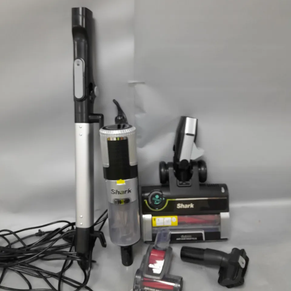 BOXED SHARK STRATOS ANTI HAIR WRAP PET PRO VACUUM CLEANER HZ3000UKT