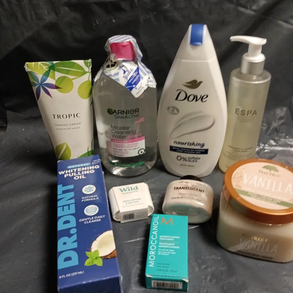 APPROXIMATELY 15 ASSORTED HEALTH & BEAUTY PRODUCTS TO INCLUDE TREE HUT SUGAR SCRUB, TROPIC TAMANU CREAM, CLEANSING WATER ETC