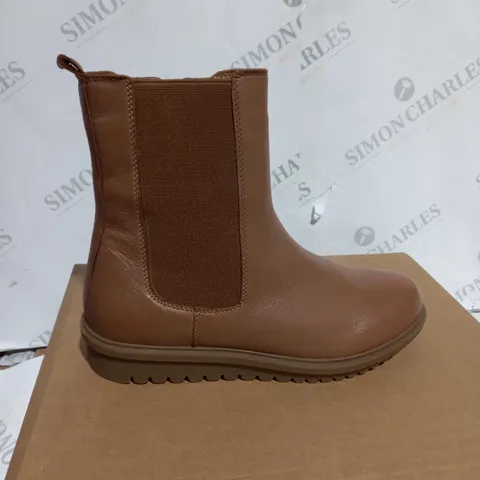 BOXED ADESSO LEATHER TAN BOOTS - UK SIZE 4