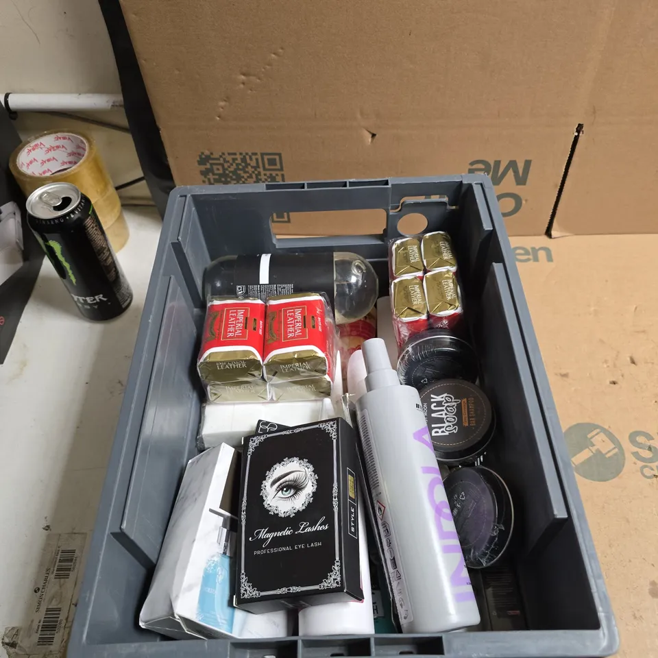 TOTE OF APPROXIMATELY 20 ASSORTED COSMETICS TO INCLUDE: NO7 FOUNDATION