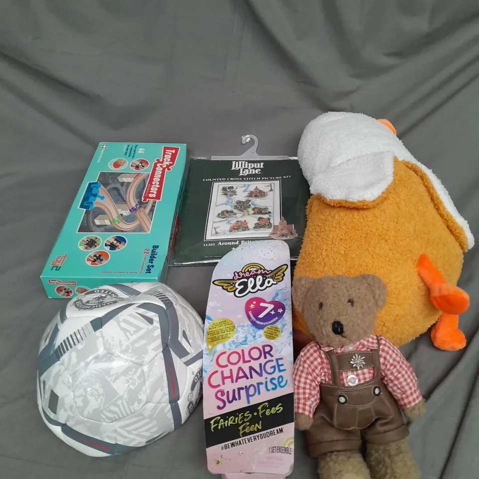 BOX OF ASSORTED TOYS AND GAMES TO INCLUDE TEDDIES, FOOTBALL AND BUILDING TRACKS