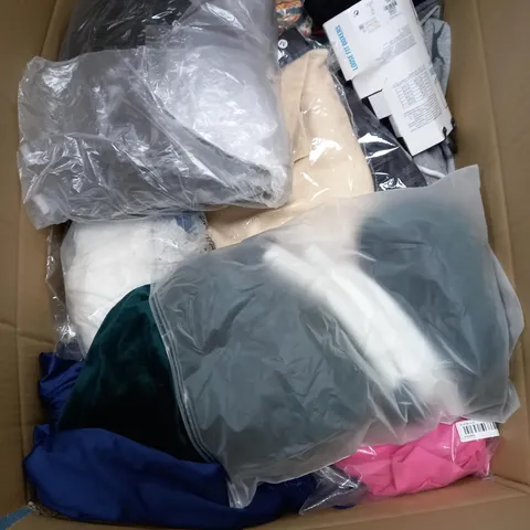 BOX OF APPROX. 40 ASSORTED CHILDRENS CLOTHING VARYING IN SIZE/COLOUR/STYLE TO INCLUDE:  TOPS, JEANS, JUMPERS
