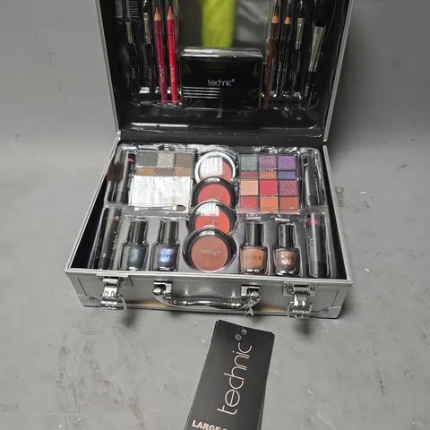 TECHNIC LARGE TRAIN CASE 