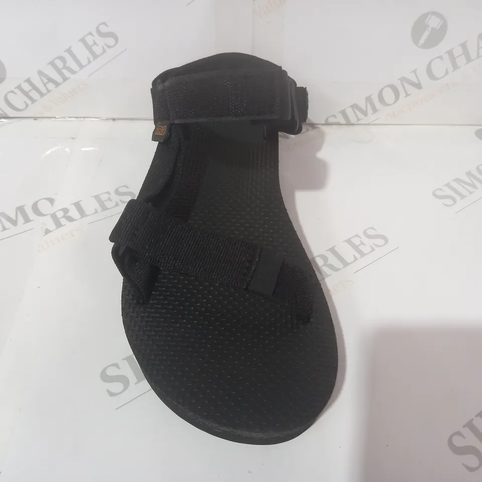 BOXED PAIR OF TEVA OPEN TOE MIDFORM UNIVERSAL SANDALS IN BLACK UK SIZE 5
