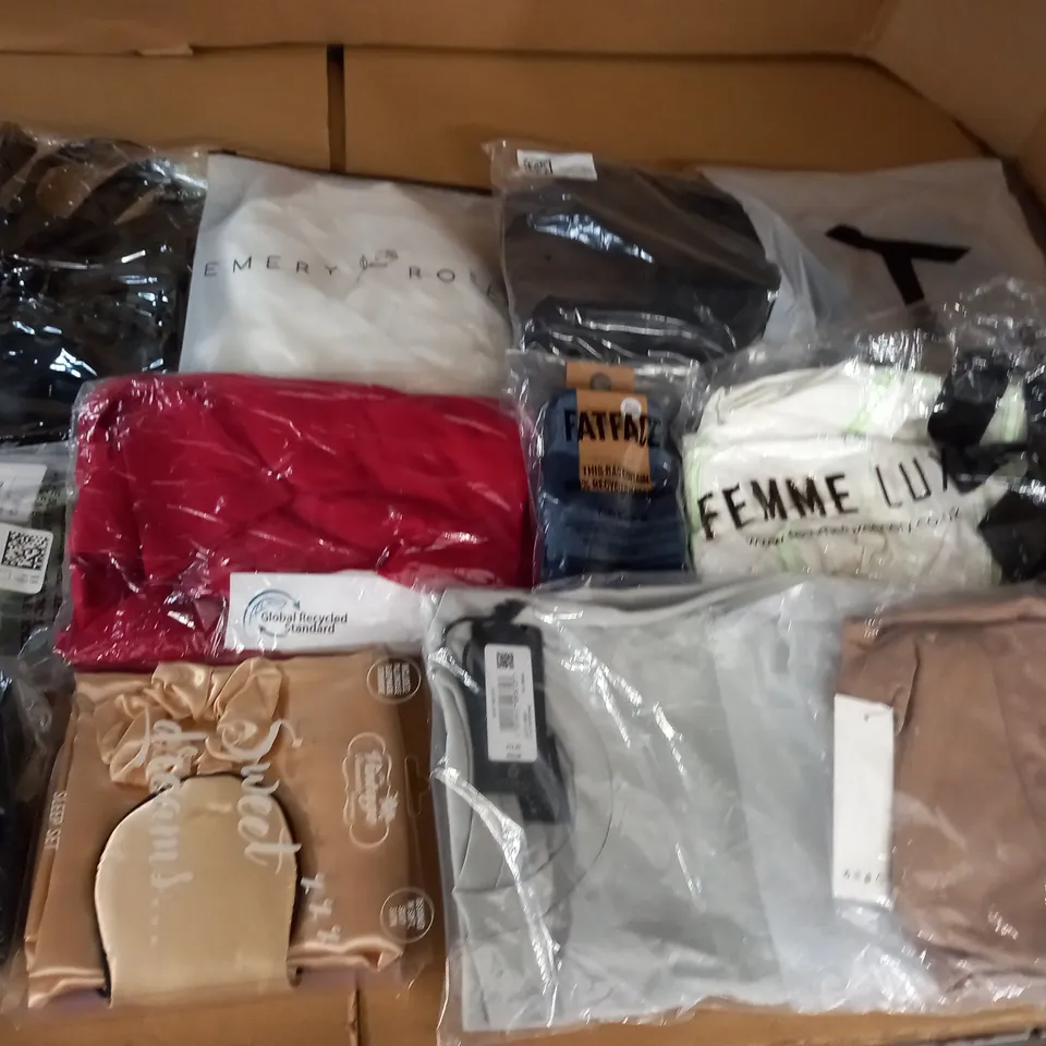 LARGE QUANTITY OF ASSORTED BAGGED CLOTHING ITEMS TO INCLUDE EMERY ROSE, FEME LUXE AND MCKENZIE