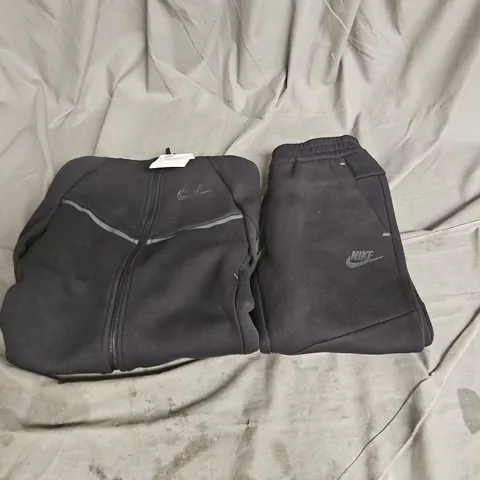 NIKE HOODED ZIP UP 2PCE TRACKSUIT IN BLACK SIZE 6-7YRS