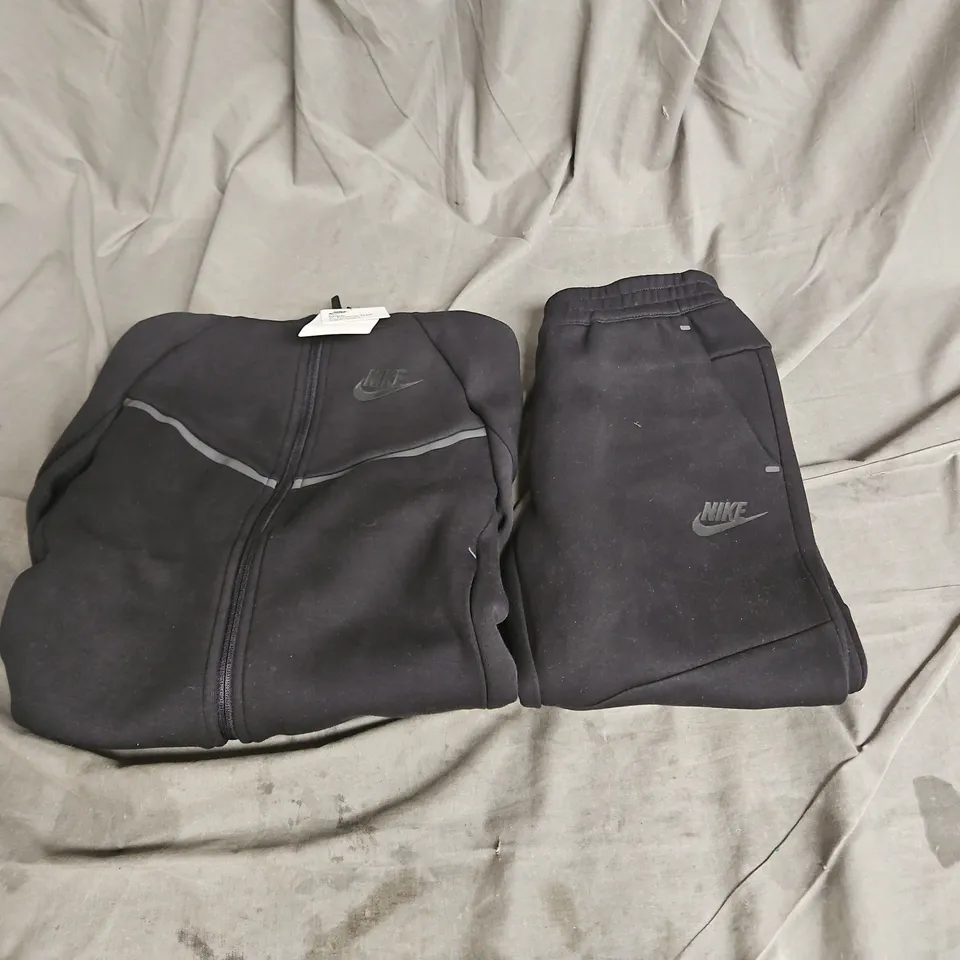 NIKE HOODED ZIP UP 2PCE TRACKSUIT IN BLACK SIZE 6-7YRS