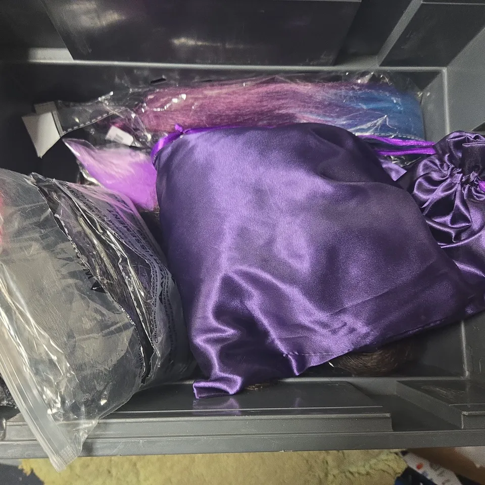 APPROXIMATELY 10 HAIR PIECES AND WIGS - VARIOUS COLOURS AND STYLES