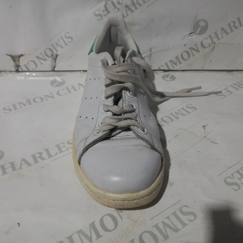 BOXED PAIR OF DESIGNER SHOES IN THE STYLE OF ADIDAS STAN SMITH IN WHITE/GREEN UK SIZE 8