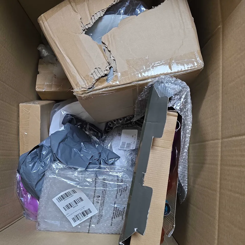 APPROX 10 ASSORTED HOUSEHOLD ITEMS TO INCLUDE SHOES, CLOTHES, SOLAR LIGHTS, ETC 