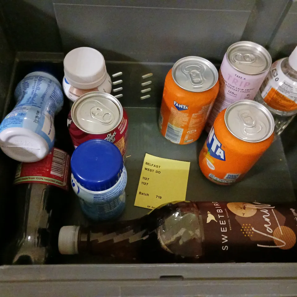 LOT OF 18 ASSORTED DRINKS TO INCLUDE OXYSHRED, J2O AND CLASSIC SYRUP