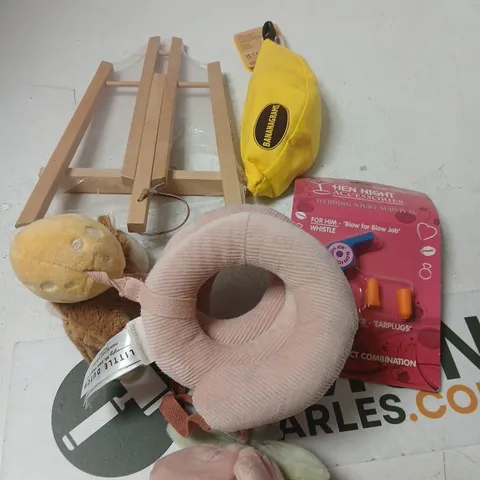 APPROXIMATELY 10 ASSORTED TOYS AND GAMES TO INCLUDE BANANAGRAMS, BABY TOY, BIRTHDAY DECOR ETC