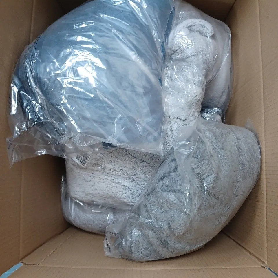 APPROXIMATELY 10 ASSORTED CLOTHING IS VARIES SIZES AND COLOURS 