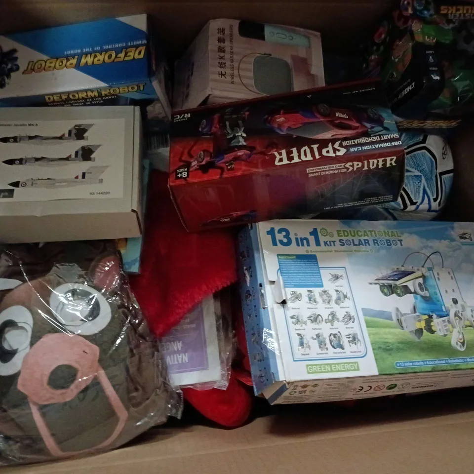 APPROXIMATELY 15 ASSORTED TOYS, GAMES, GIFTS AND NOVELTIES TO INCLUDE JIGSAW PUZZLE TOY, DEFORM ROBOT TOY, SPIDER DEFORMATION CAR, ETC - COLLECTION ONLY