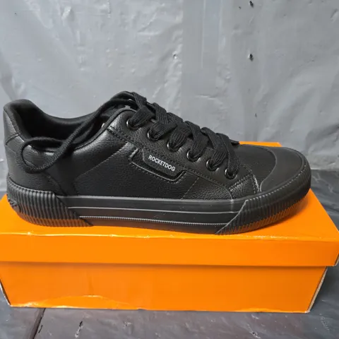 BOXED PAIR OF ROCKET DOG CHEERY SPORTY TRAINERS IN BLACK - UK 6
