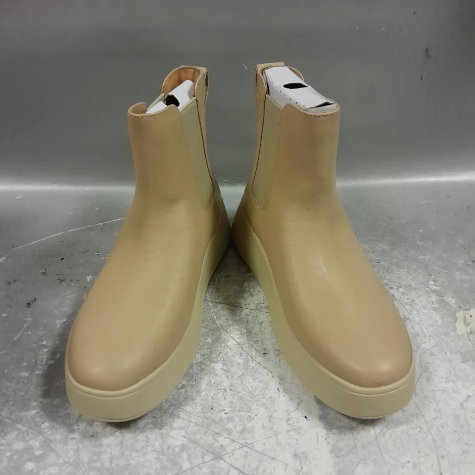 BOXED PAIR OF FITFLOP F-MODE LEATHER FLATFORM CHELSEA BOOTS IN CLASSIC BEIGE SIZE UK 4